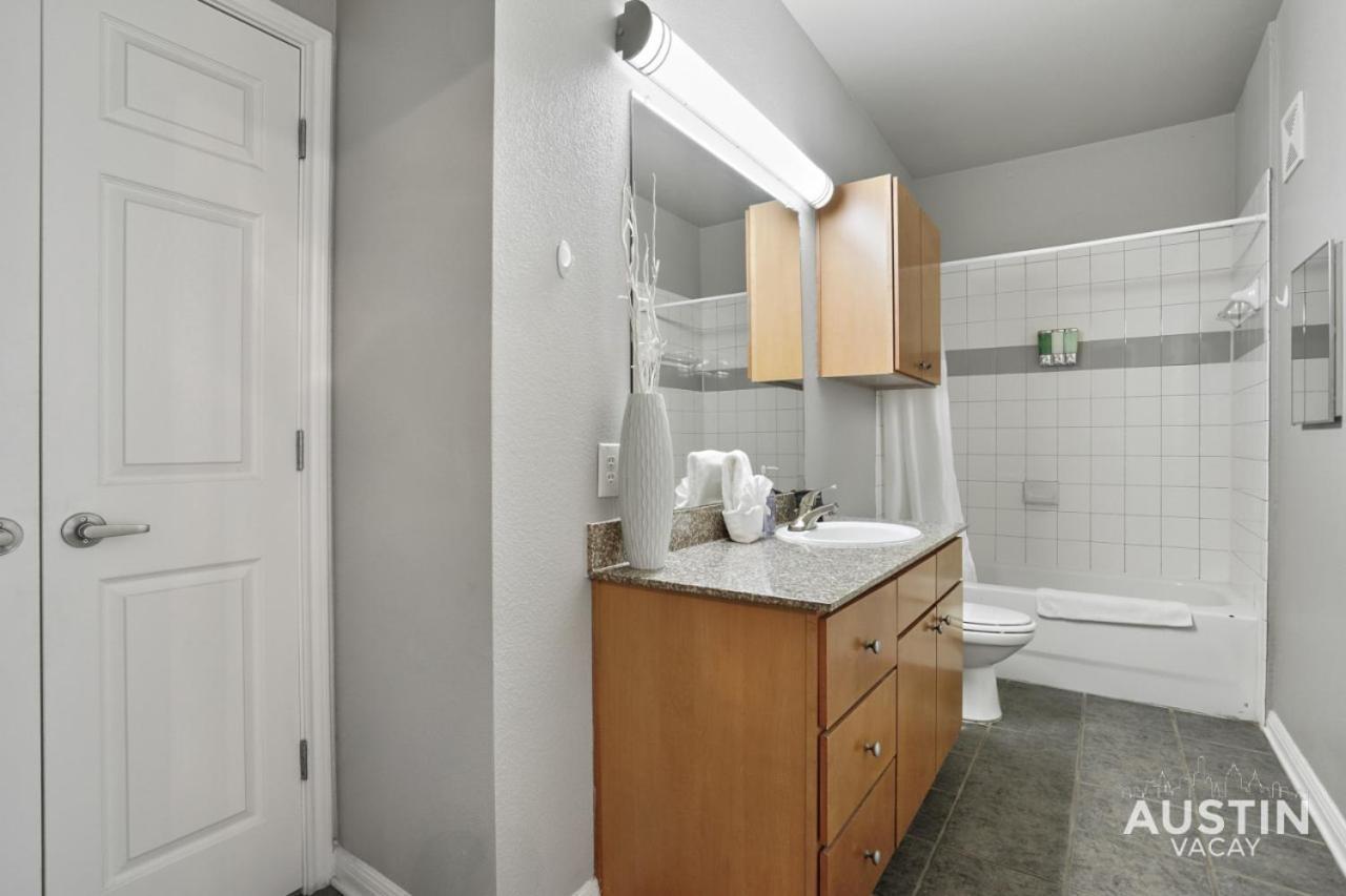 West Campus Accommodations Pool And King Bedrooms أوستن المظهر الخارجي الصورة